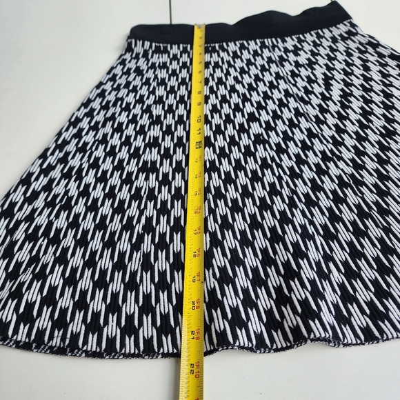 Ann Taylor Women's Pull-On Skirt Knit Black White Stretch Geo Print Sz M - Picture 4 of 9